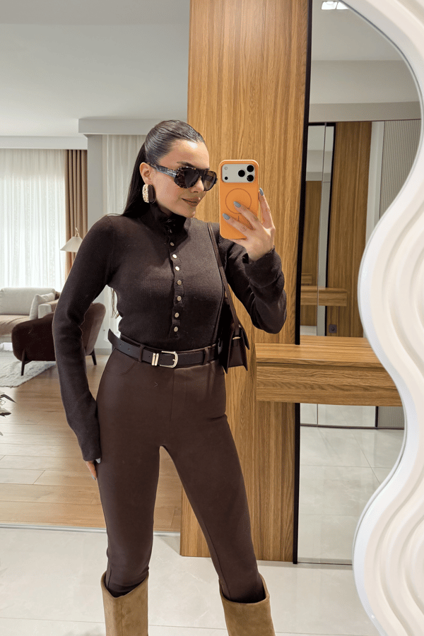 Larry Kahve Fitlli Düğmeli Crop