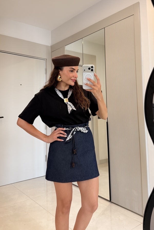 Libby Siyah Fularlı Tshirt