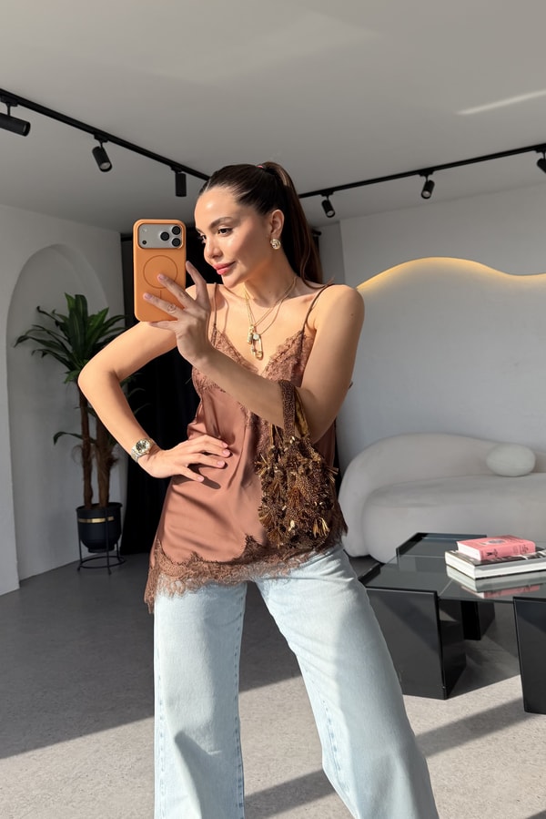 Lorie Kahve Dantel Detaylı Saten Bluz