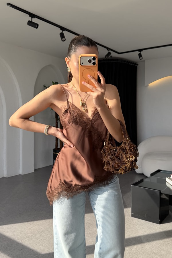Lorie Kahve Dantel Detaylı Saten Bluz