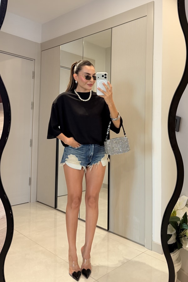 Lovely Siyah Arkası Taşlı Kalp Detaylı Tshirt