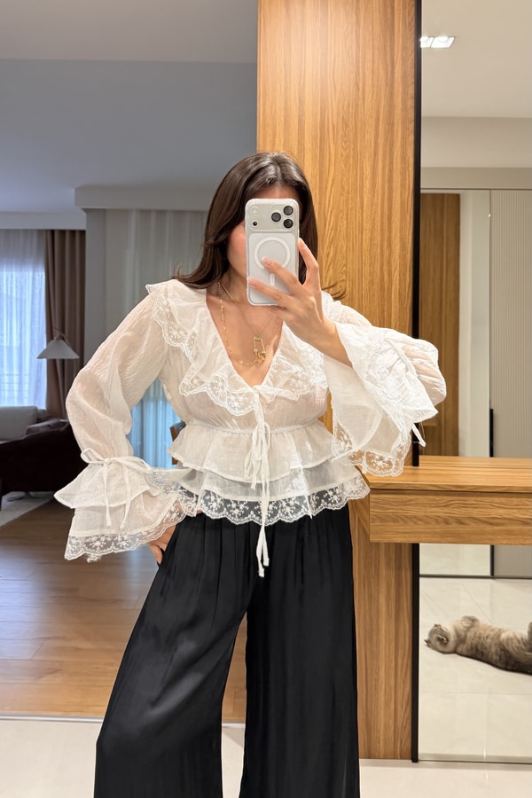 Myla Beyaz Dantel Detaylı Volanlı Bluz