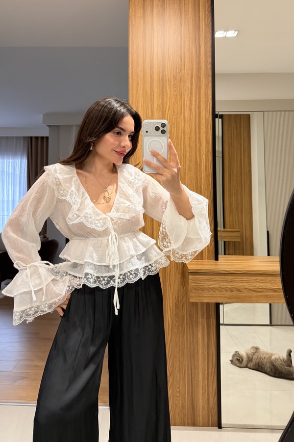 Myla Beyaz Dantel Detaylı Volanlı Bluz