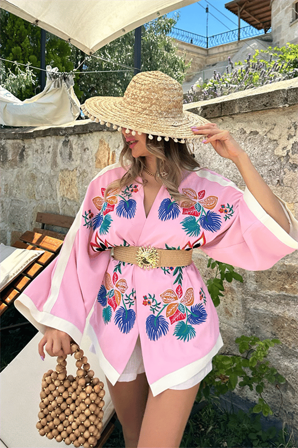 Nakış işlemeli pembe tasarım kimono