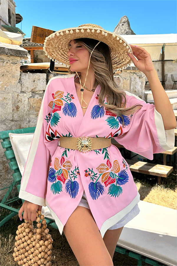 Nakış işlemeli pembe tasarım kimono
