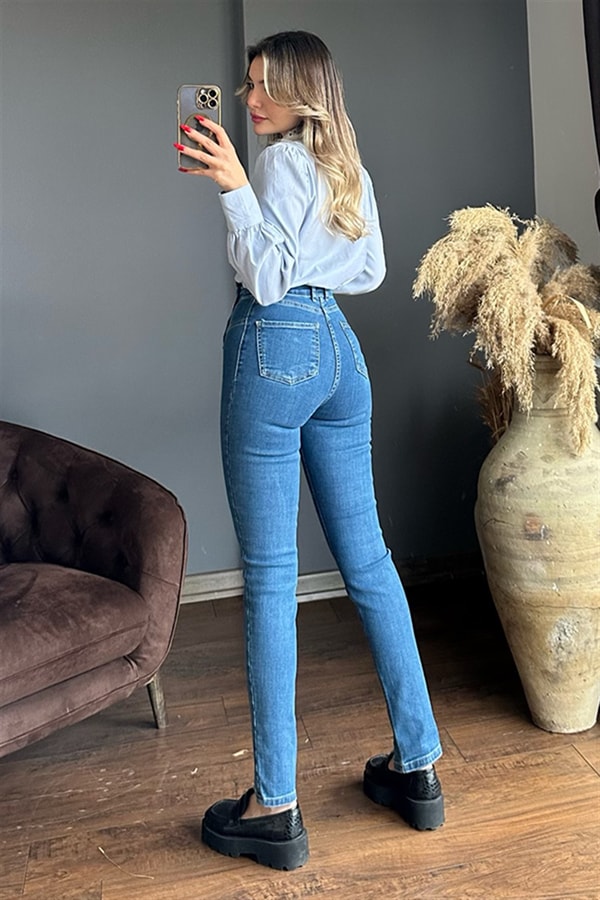 Önü düğme detaylı midblue yırtmaçlı jean