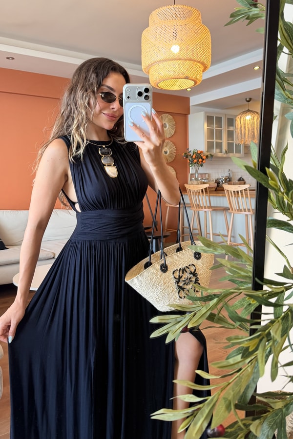 Patriks Siyah Drape Detaylı Yırtmaçlı Elbise