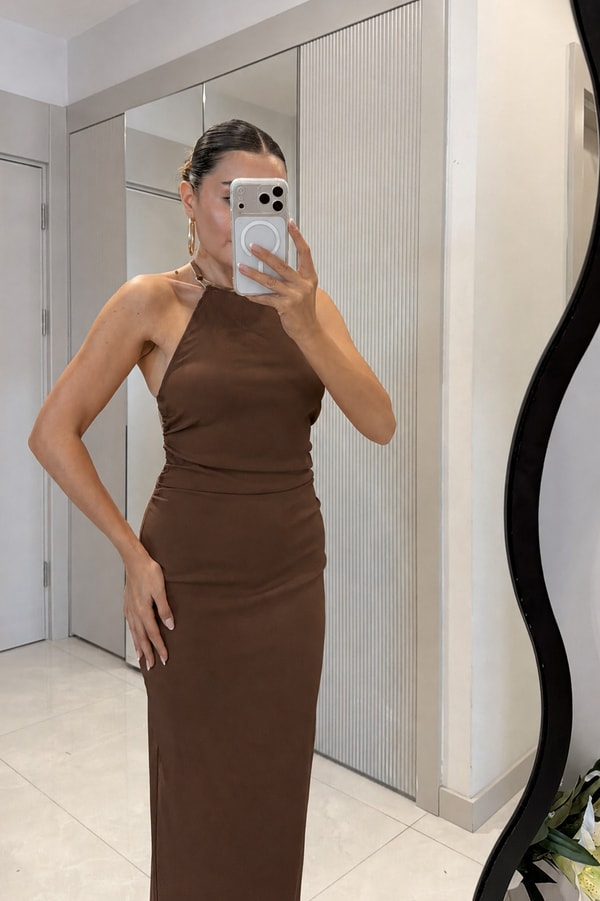 Shanna Kahve Kolye Detaylı Sırt Dekolteli Elbise