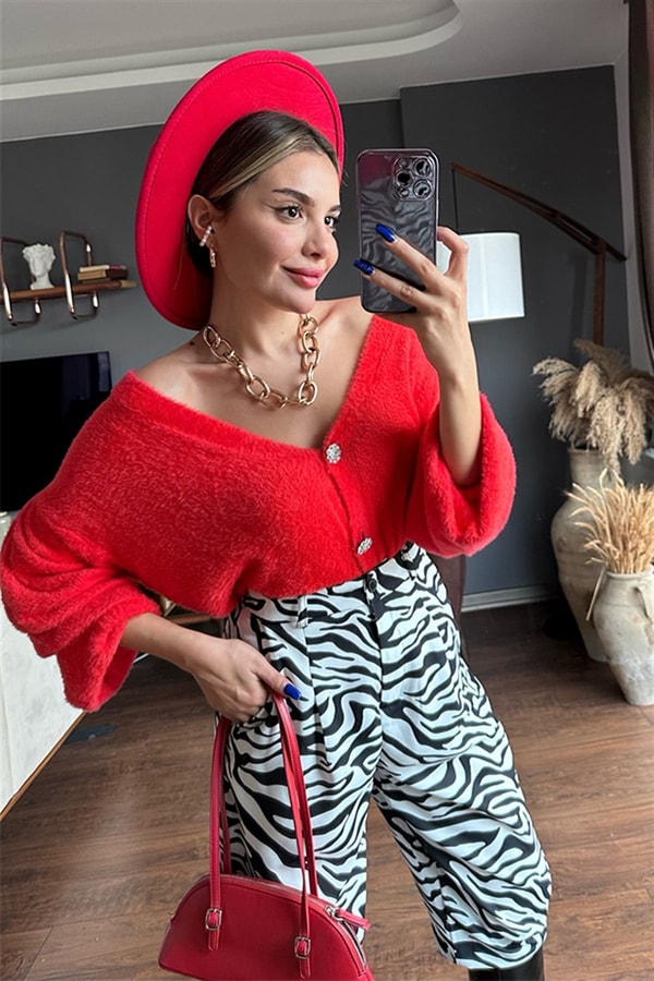 Taşlı kırmızı peluş hırka