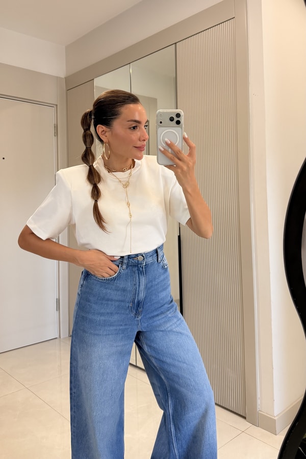 Tenix Beyaz Vatkalı Arkası Büzgü Detaylı Tshirt