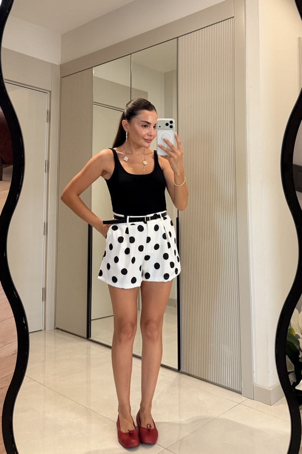 Venturi Beyaz Kemerli Puantiye Desen Şort