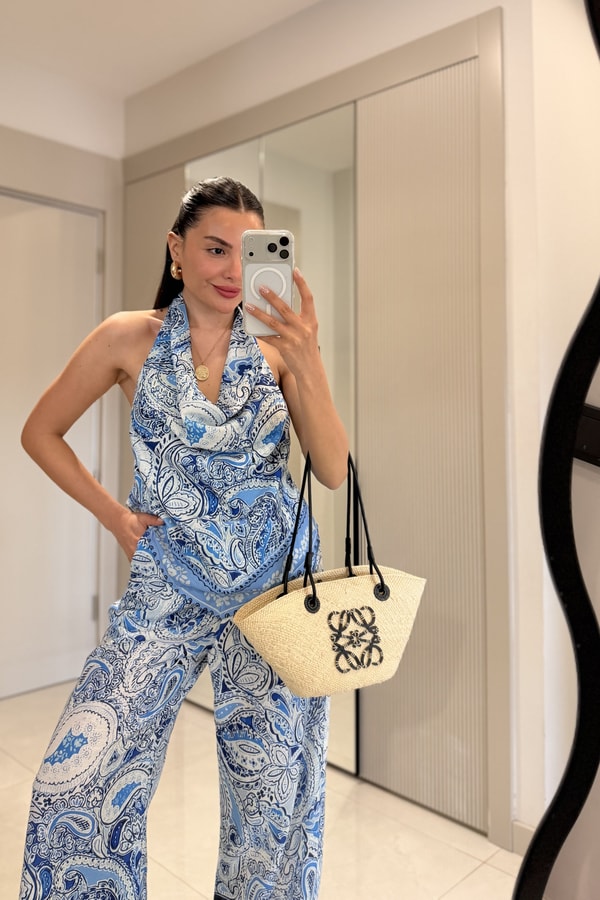 Olenda Mavi Desenli Sırt Dekolteli Bluz