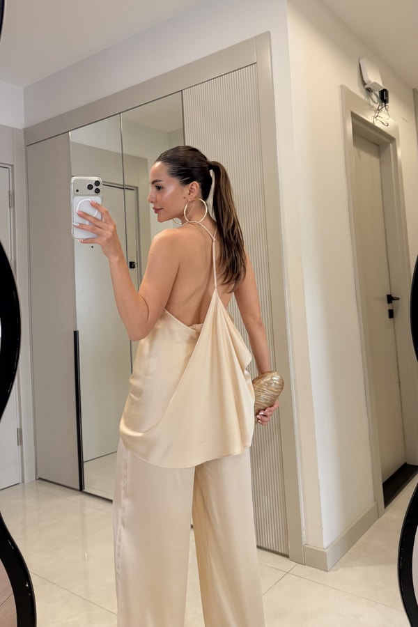 Wisteria Krem Saten Sırt Detaylı Takım