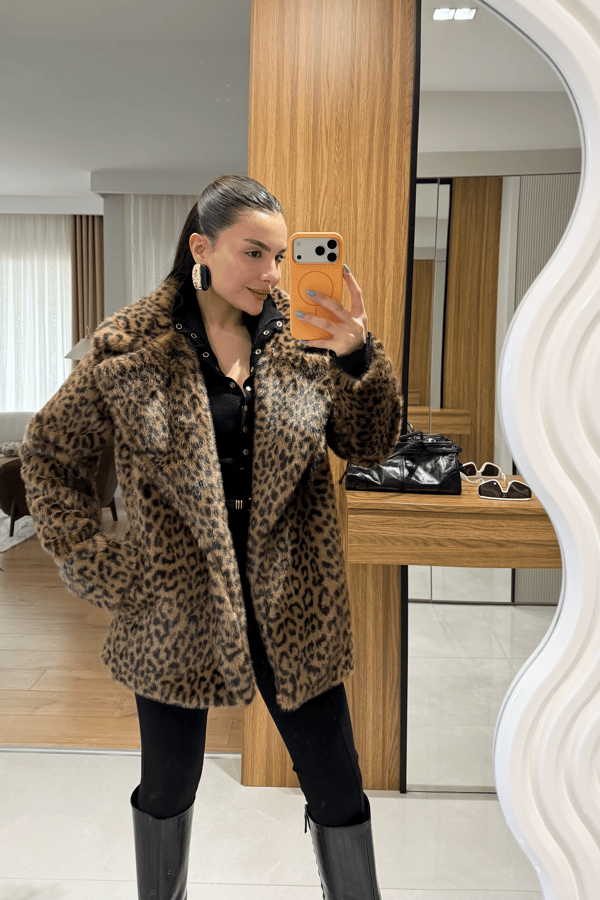 Yolanda Siyah Leopar Yakalı Kürk 