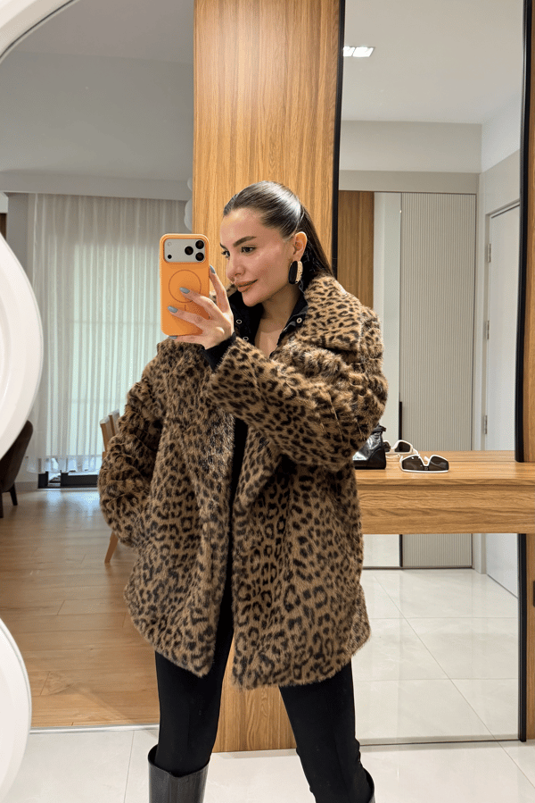 Yolanda Siyah Leopar Yakalı Kürk 