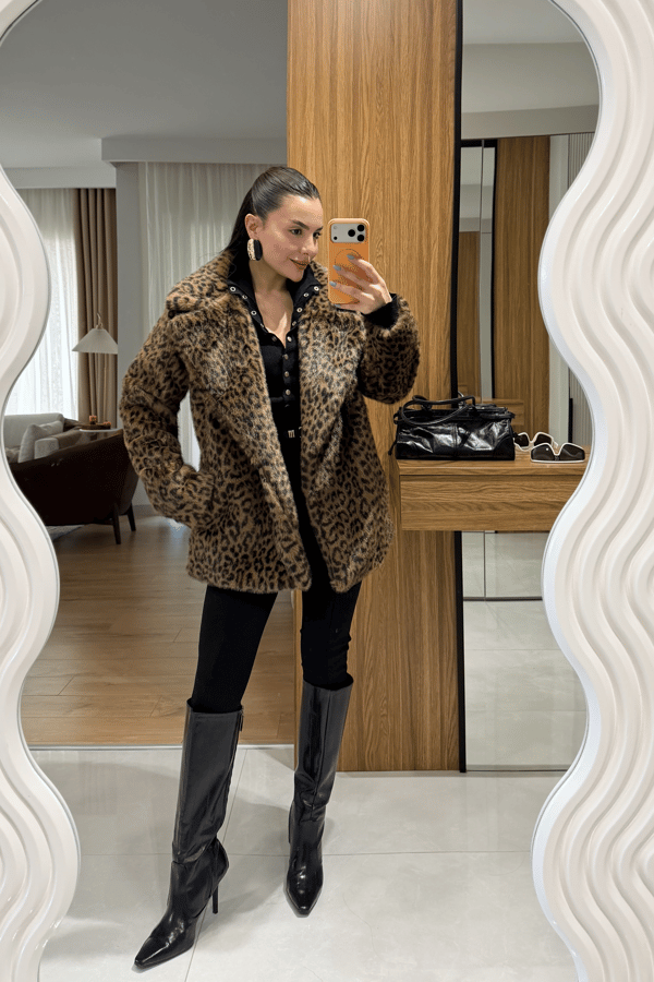 Yolanda Siyah Leopar Yakalı Kürk 
