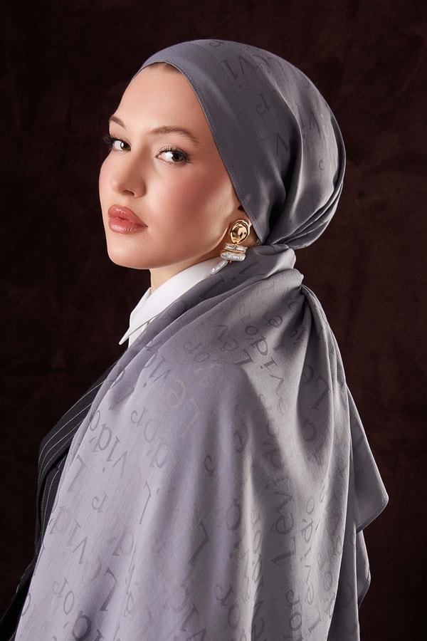 A.Gri Yazı Baskılı Naia Jakar Şal