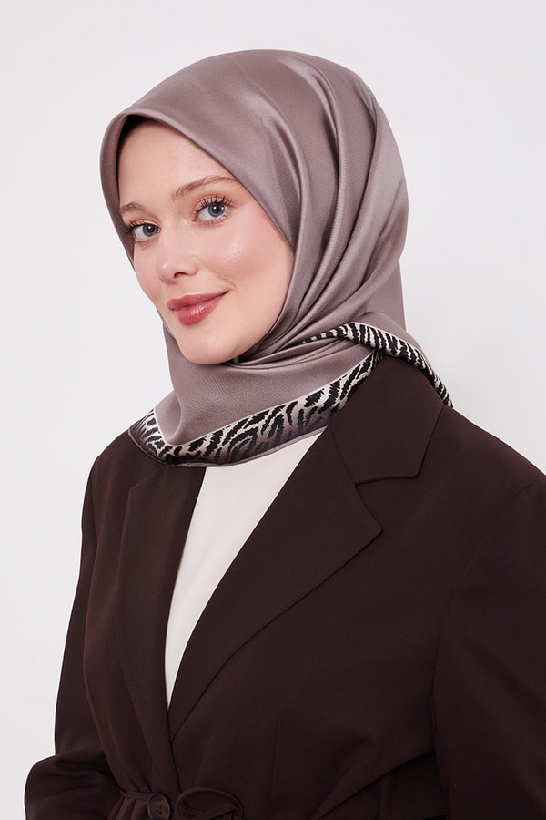 Açık Vizon Kenar Leopar Desen Twill İpek Eşarp