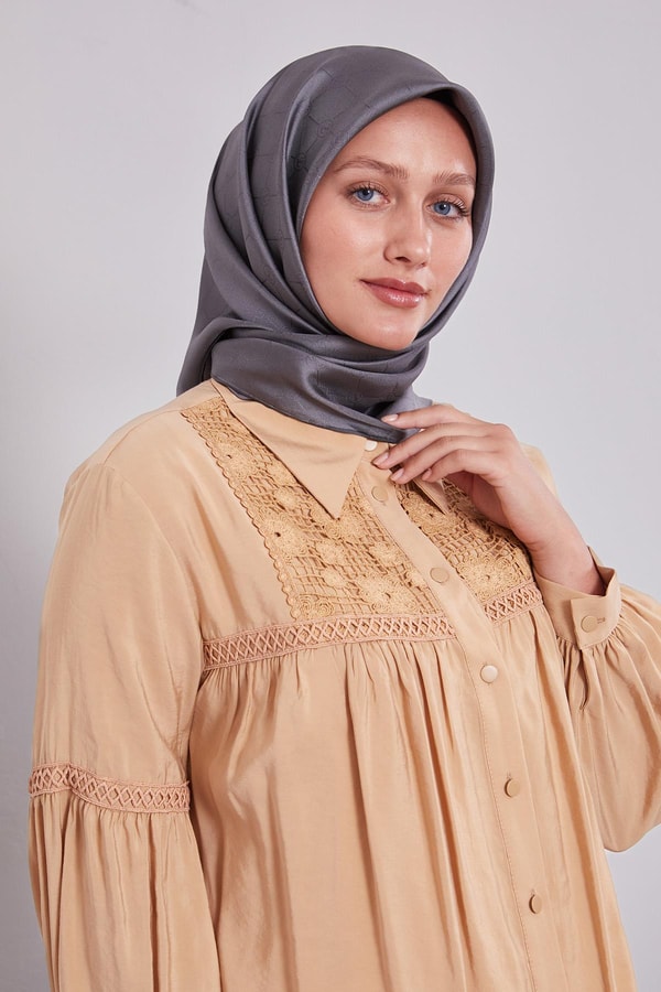 Antrasit L Desen Monogram İpek Eşarp