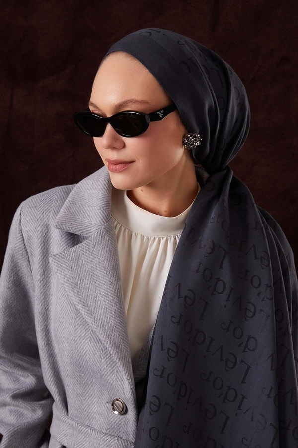 Antrasit Yazı Baskılı Naia Jakar Şal