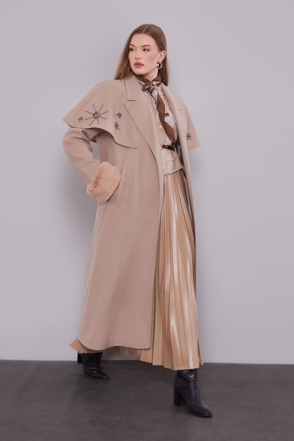 Bej Pelerin Detaylı Kaban