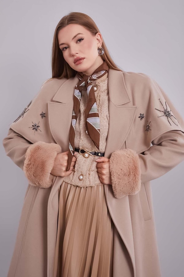 Bej Pelerin Detaylı Kaban