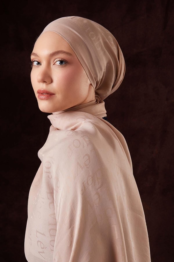 Bej Yazı Baskılı Naia Jakar Şal