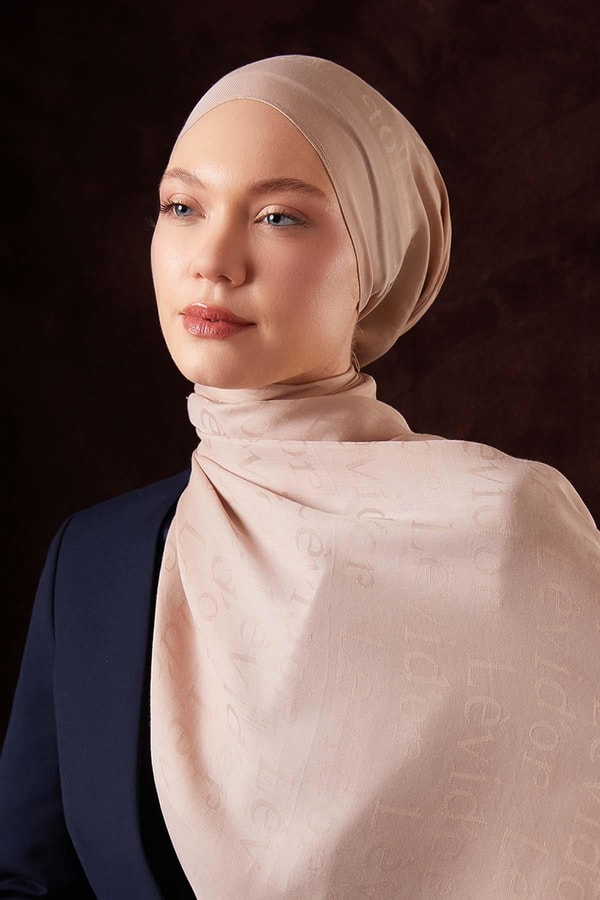 Bej Yazı Baskılı Naia Jakar Şal