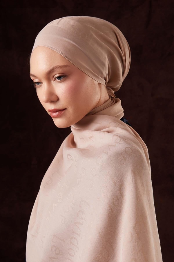 Bej Yazı Baskılı Naia Jakar Şal