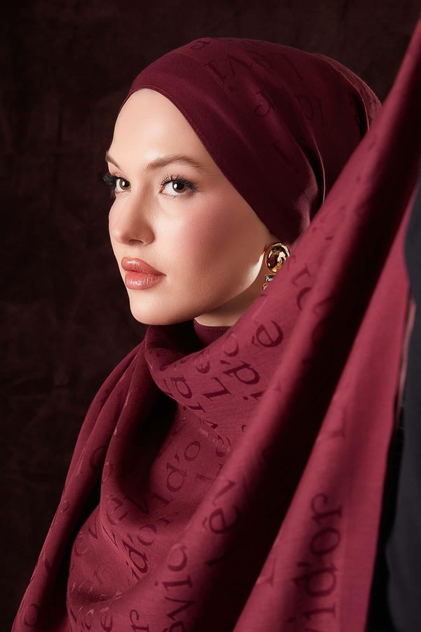 Bordo Yazı Baskılı Naia Jakar Şal