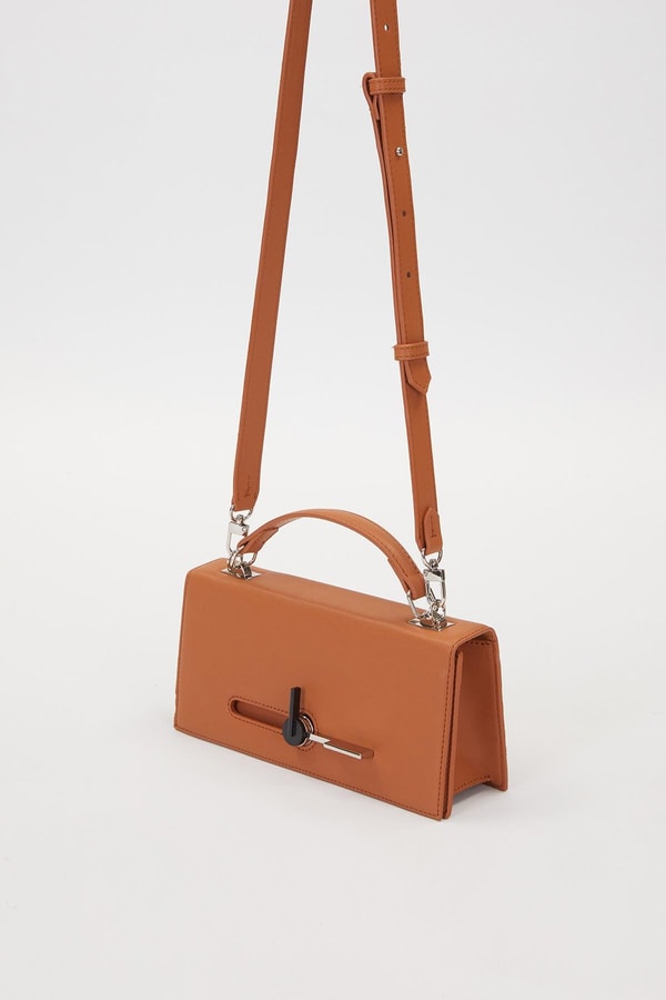 Camel Çevirmeli Kilitli Omuz Çantası
