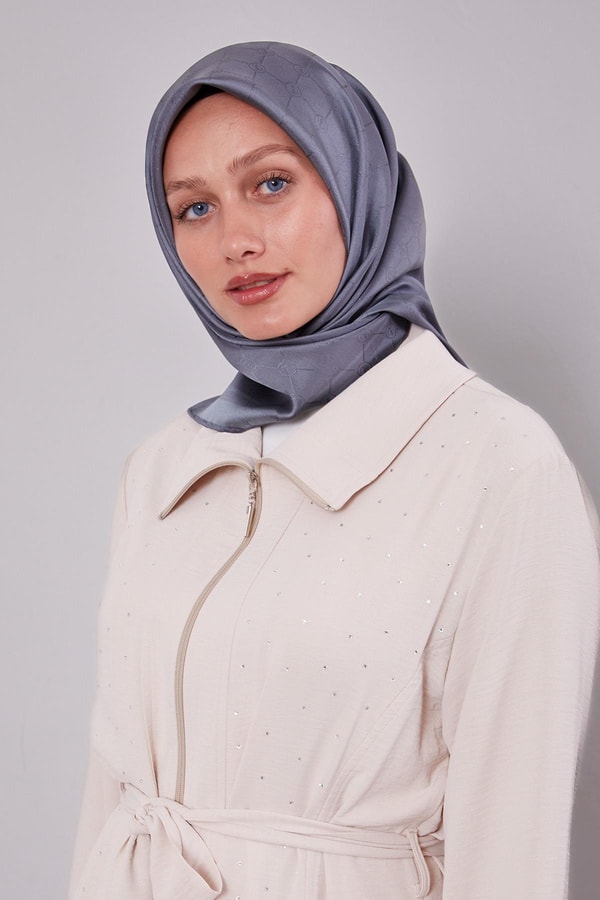 Kenar Şeritli Monogram İpek Eşarp Füme