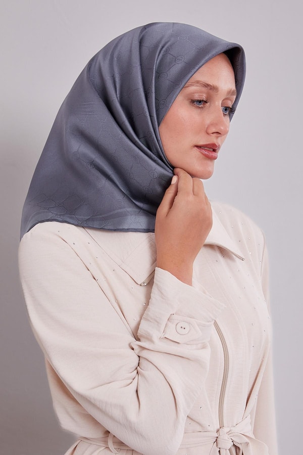 Kenar Şeritli Monogram İpek Eşarp Füme