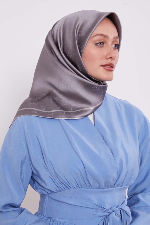 Petek Desen Monogram İpek Eşarp Füme