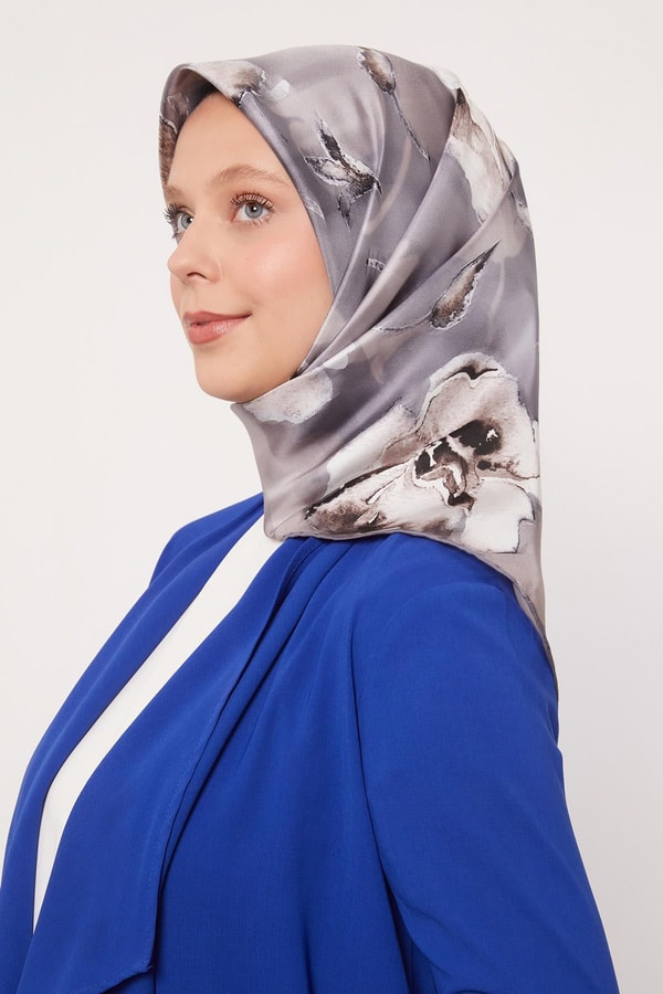 Gri Lotus Çiçek Twill İpek Eşarp
