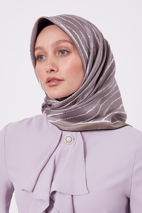 Koyu Vizon Çizgili Yazı Desen Twill İpek Eşarp