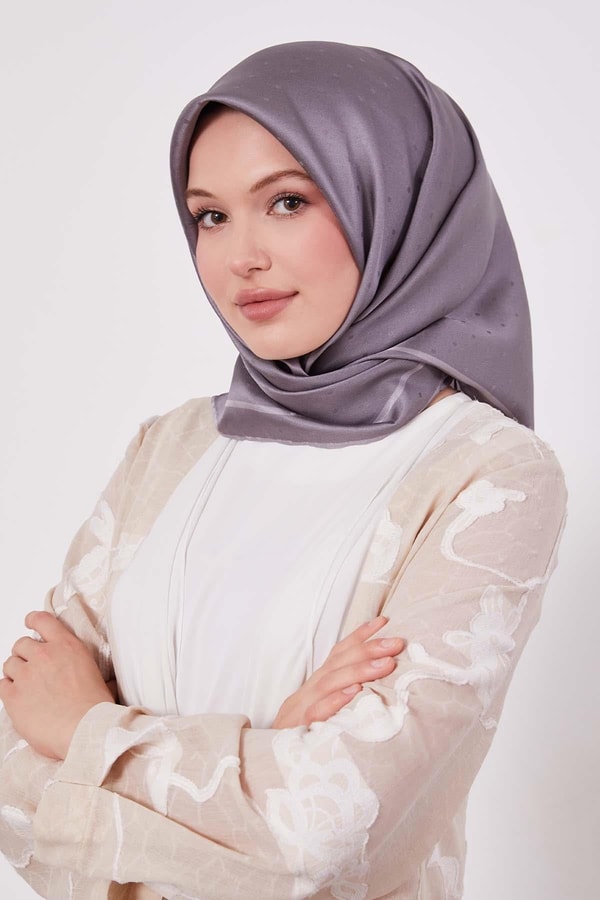 Koyu Gri Benek Desen Monogram İpek Eşarp