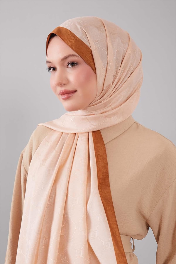 Koyu Bej Petek İşlemeli Monogram Şal