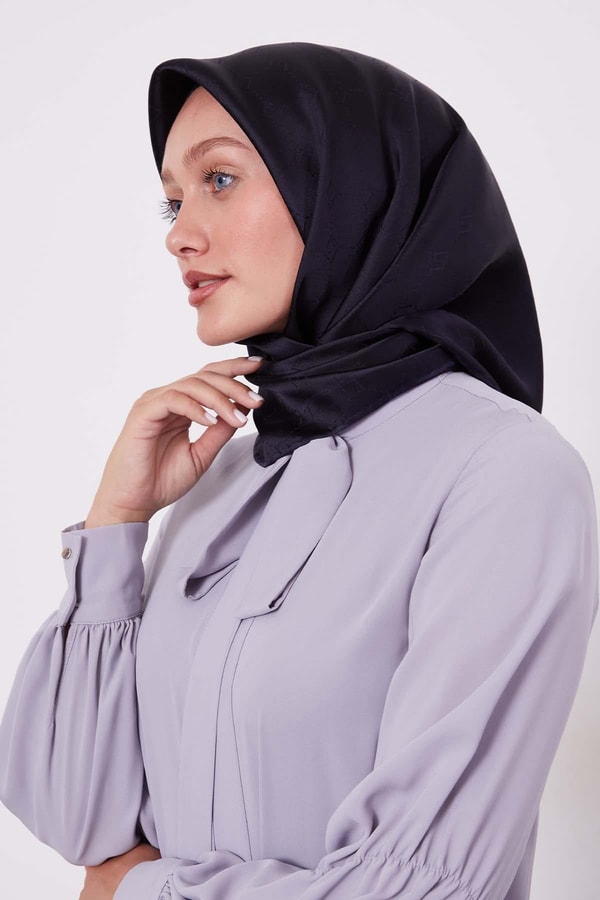 Koyu Lacivert Petek Desen Monogram İpek Eşarp