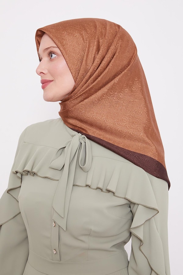 Koyu Kahve Halka Desen Monogram Eşarp