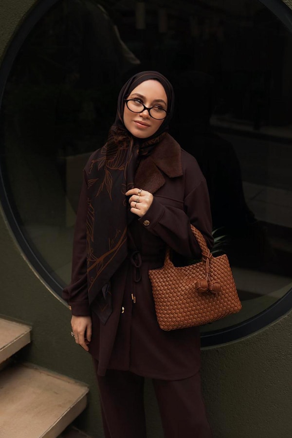 Kahve Charmlı Örgü Model El Çantası