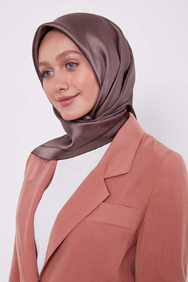 Kahve Petek Desen Monogram İpek Eşarp
