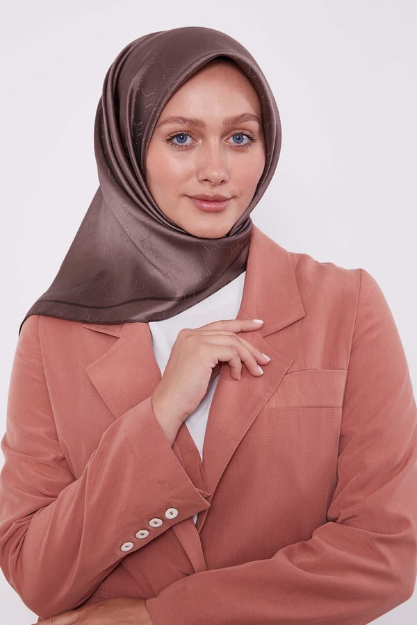 Kahve Petek Desen Monogram İpek Eşarp