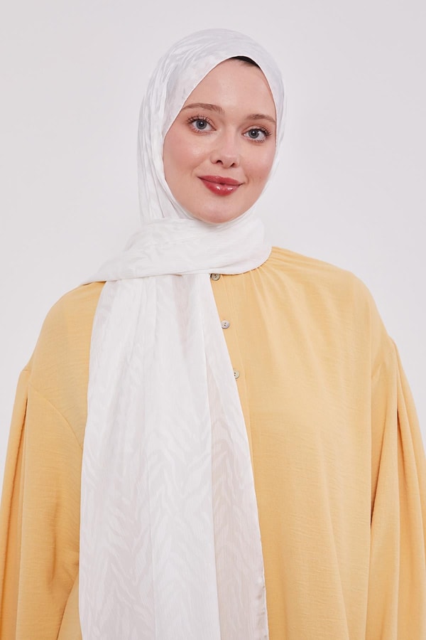 Kırık Beyaz Soyut Yaprak Desen Jakar Capri Şal