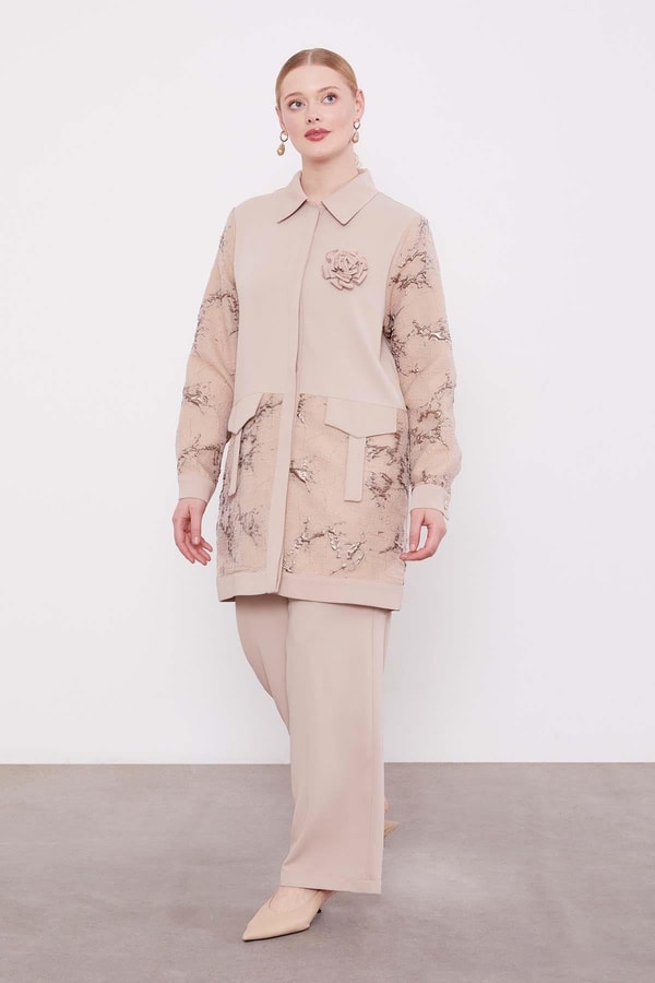 Koyu Bej Yakası Gül Detaylı İkili Takım