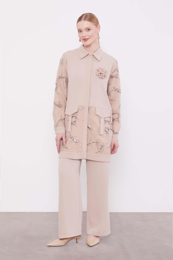 Koyu Bej Yakası Gül Detaylı İkili Takım