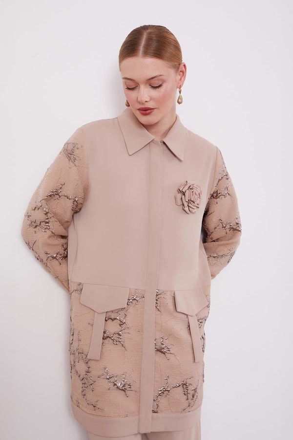 Koyu Bej Yakası Gül Detaylı İkili Takım