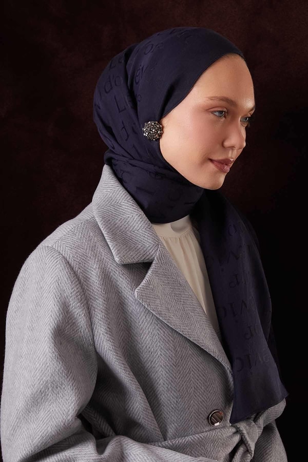 Koyu Lacivert Yazı Baskılı Naia Jakar Şal