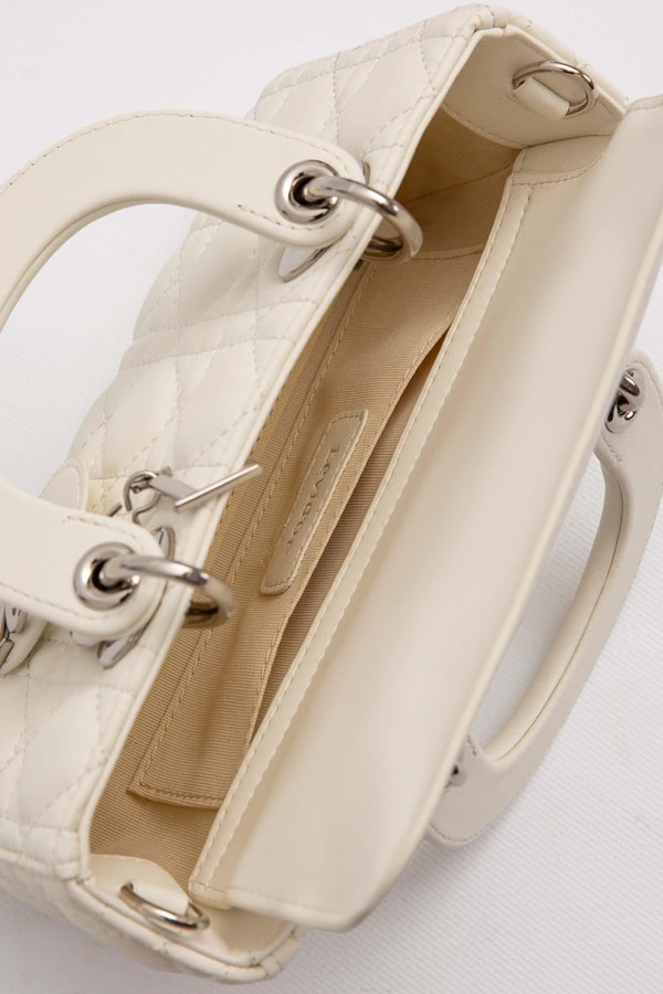 Krem Kapitone Logo Aksesuarlı Omuz Çantası