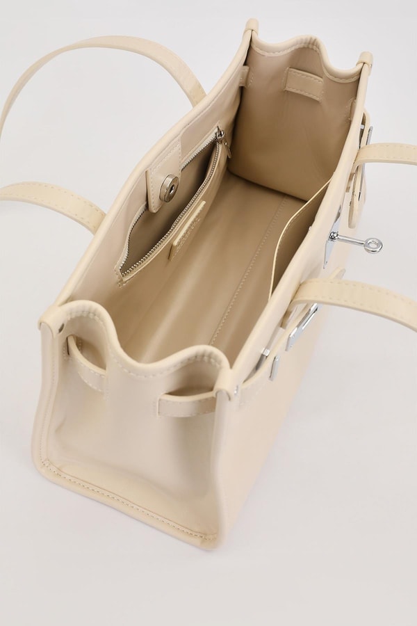 Krem Metal Kilit Charmlı Omuz Çantası